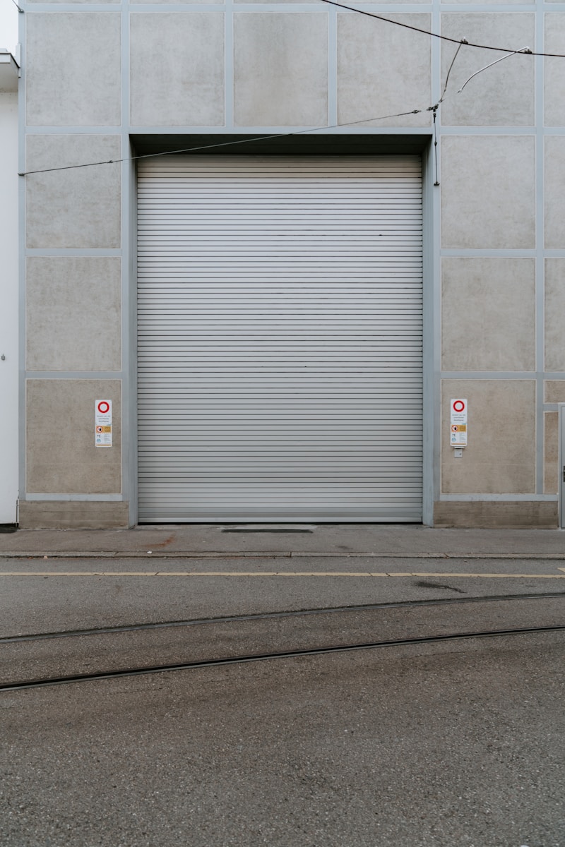 porte à enroulement en métal gris