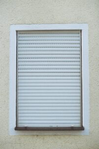 stores blancs sur mur en béton blanc
