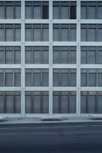 bâtiment en béton blanc et gris