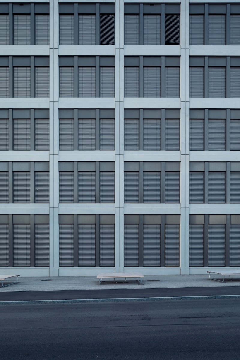 bâtiment en béton blanc et gris