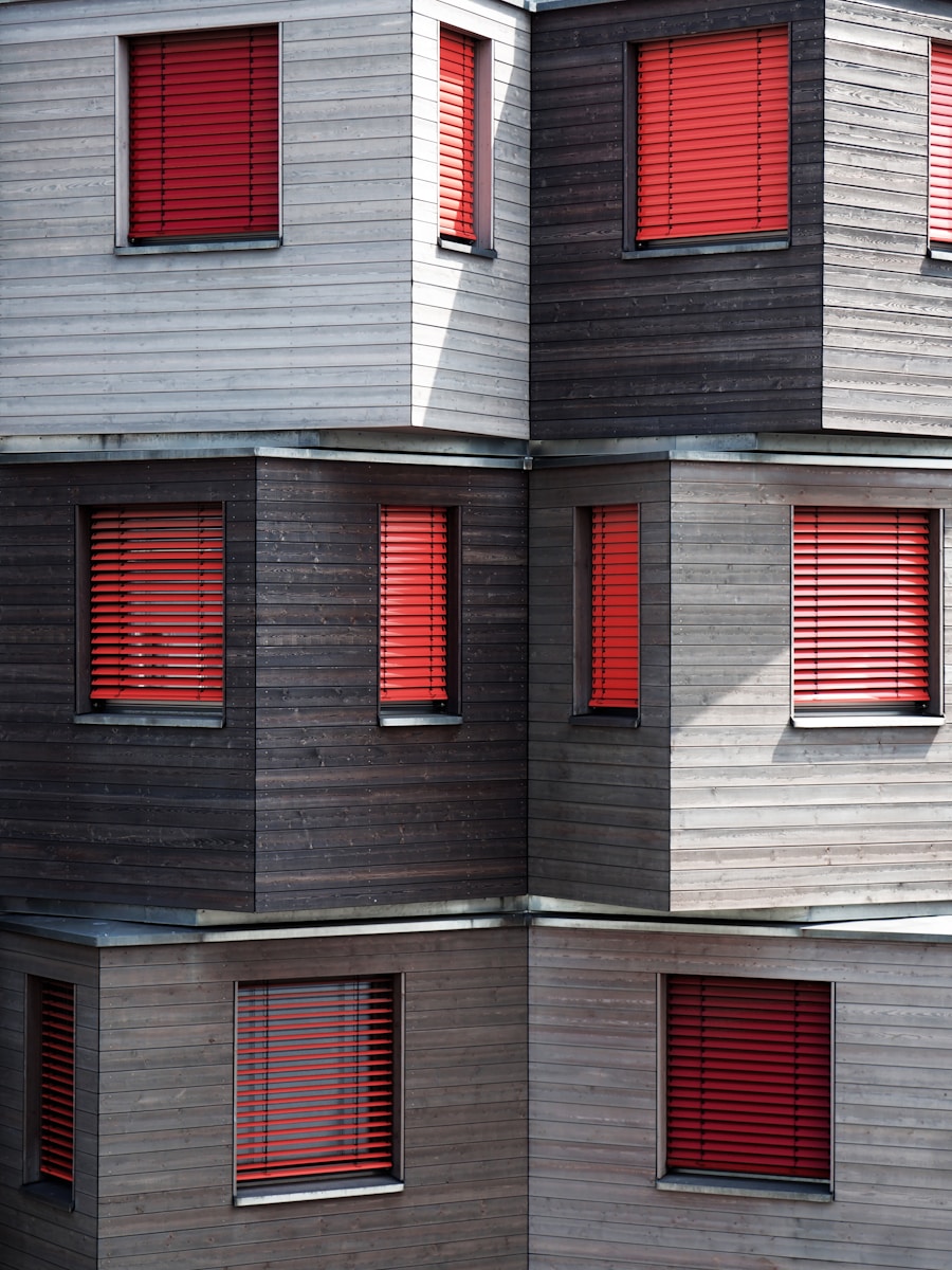 bâtiment en béton gris