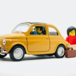 maquette de Volkswagen Coccinelle jaune et deux minifigs