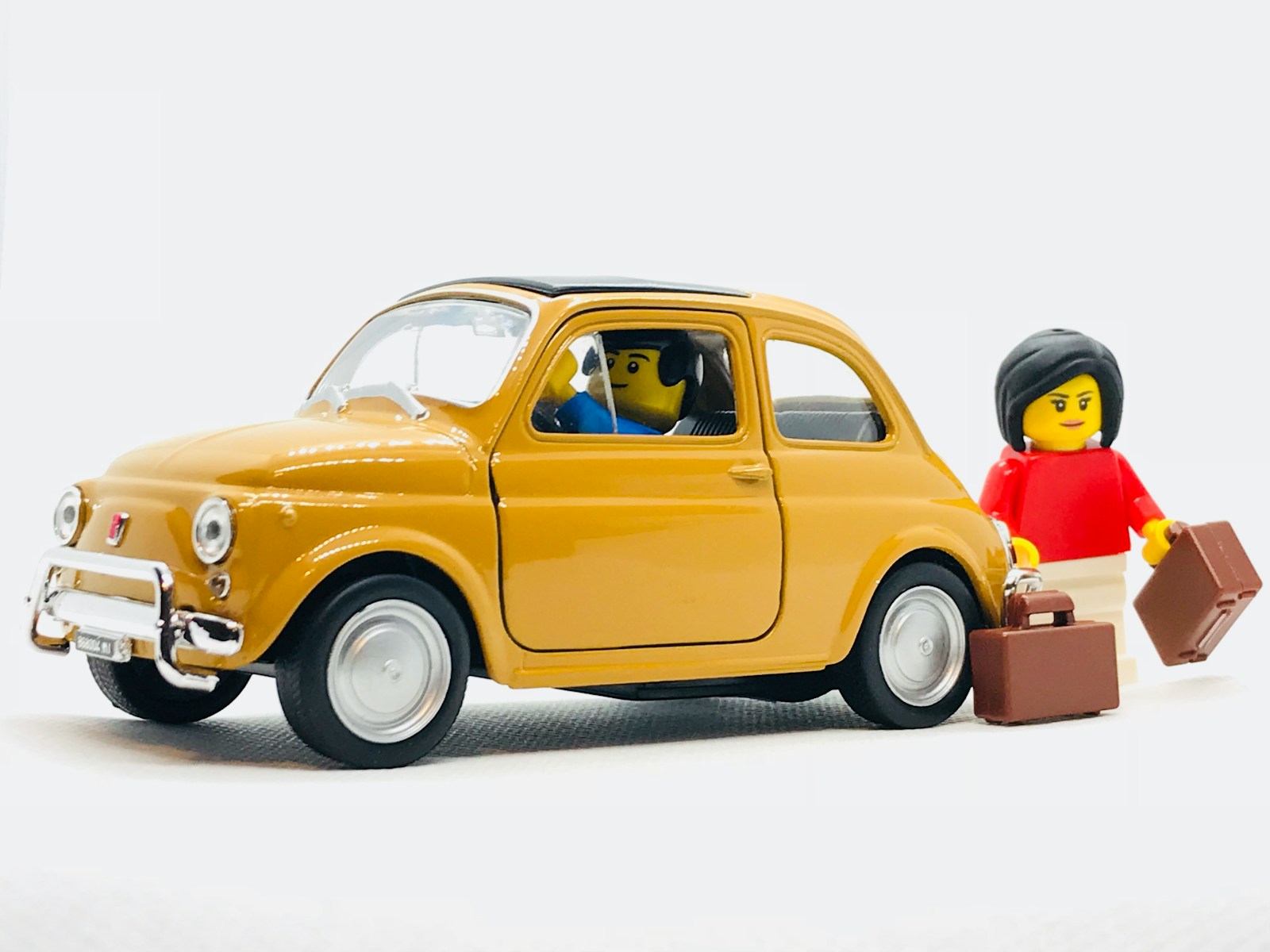 maquette de Volkswagen Coccinelle jaune et deux minifigs