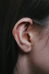 un gros plan de l'oreille d'une personne