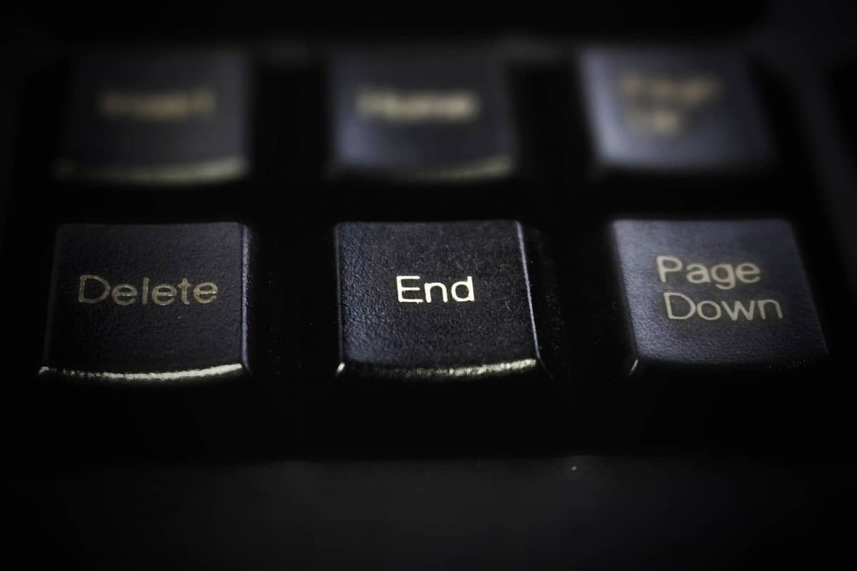 Clavier noir avec touches Delete, End et Page Down en lumière douce