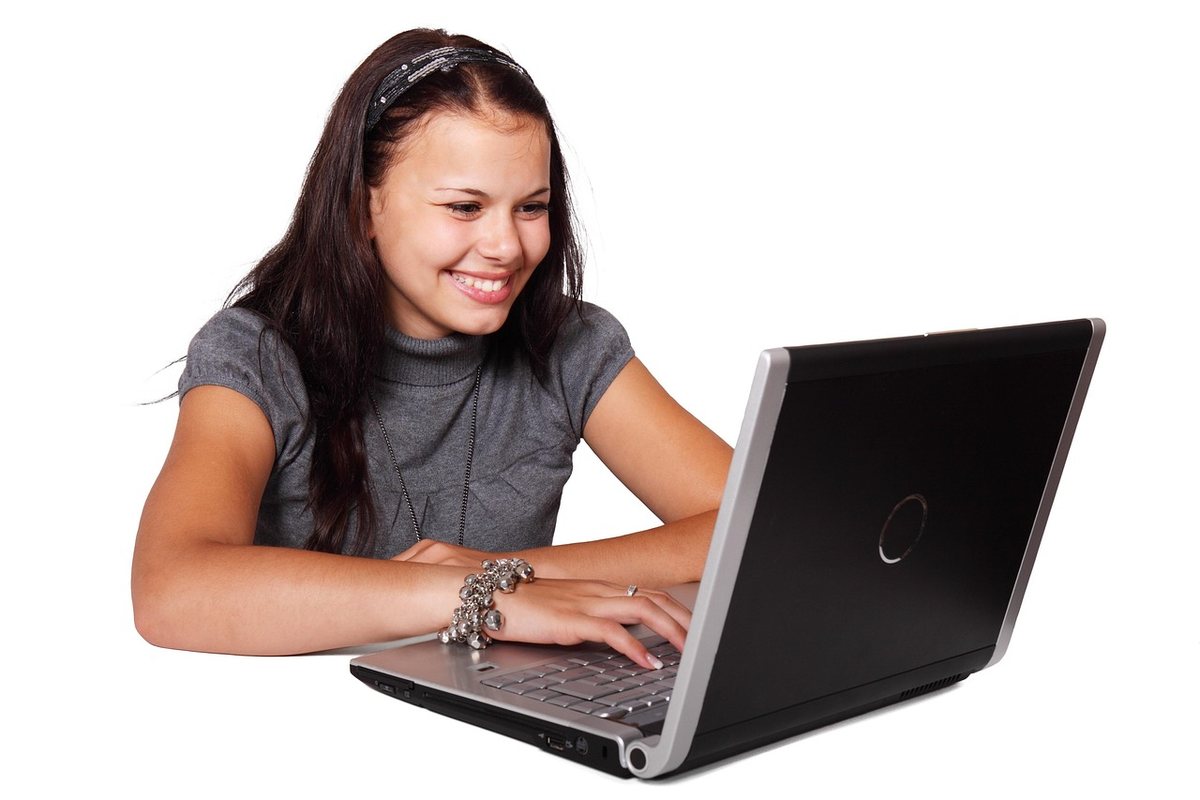 Une jeune fille utilise un ordinateur portable Une jeune fille utilise un ordinateur portable