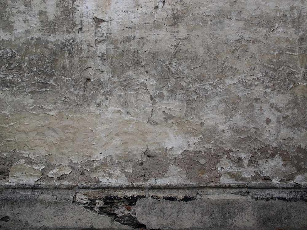 Les coups de balai ne sont pas la cause : l'effritement du bas de mur cache des remontées capillaires