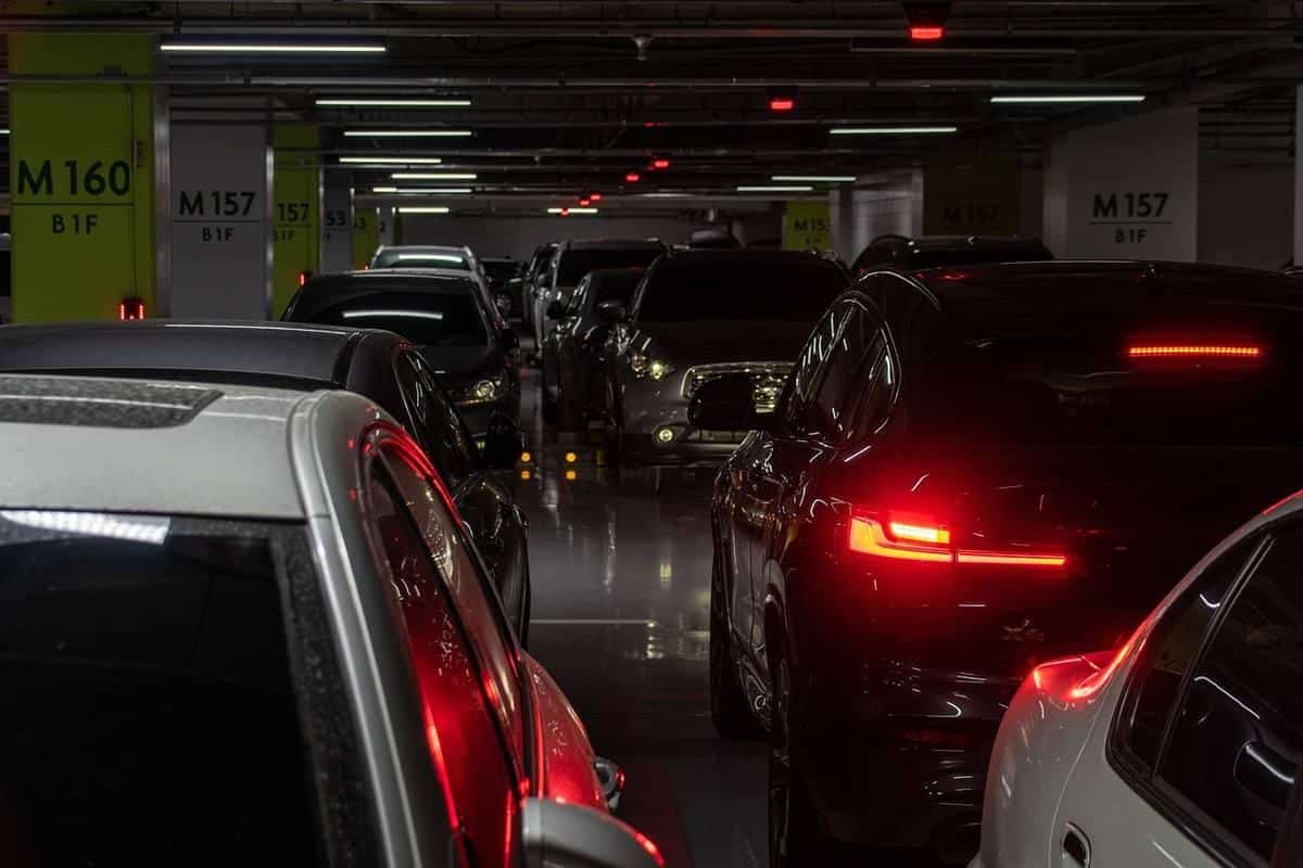 Voitures stationnées dans un parking souterrain, éclairage artificiel