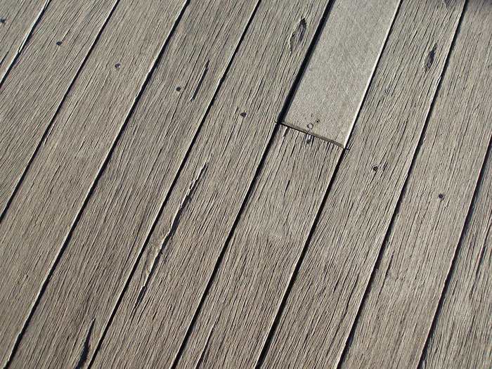 Planches de bois usées formant un revêtement de sol extérieur